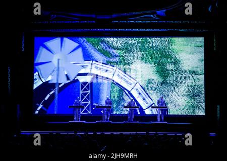 Die Pioniere der elektronischen Musik Kraftwerk treten am 8.. Juli 2022 in der Arlene Schnitzer Concert Hall in Portland, Oregon, USA, live auf (L-R: Ralf Hutte Stockfoto
