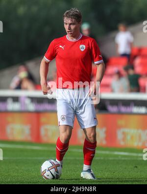 Barnsley, Großbritannien. 16.. Juli 2022. Luca Connell von Barnsley kontrolliert den Ball in Barnsley, Vereinigtes Königreich am 7/16/2022. (Foto von Gareth Evans/News Images/Sipa USA) Quelle: SIPA USA/Alamy Live News Stockfoto