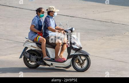 SAMUT PRAKAN, THAILAND, APR 15 2022, das Paar fährt auf dem Motorrad auf der Straße. Stockfoto