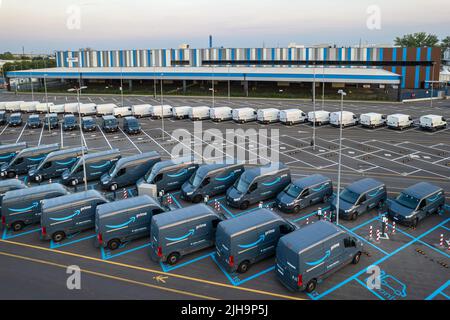 Draufsicht auf die elektrischen Lieferwagen von Amazon Prime, die am Logistikzentrum von Amazon geparkt sind. Turin, Italien - Juli 2022 Stockfoto