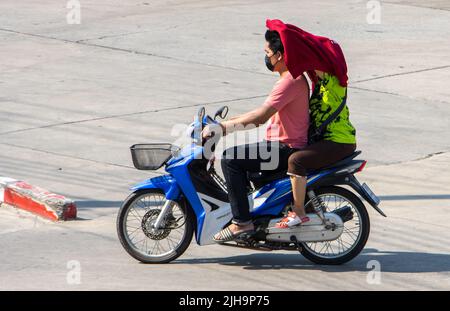 SAMUT PRAKAN, THAILAND, APR 15 2022, das Paar fährt auf dem Motorrad auf der Straße. Stockfoto