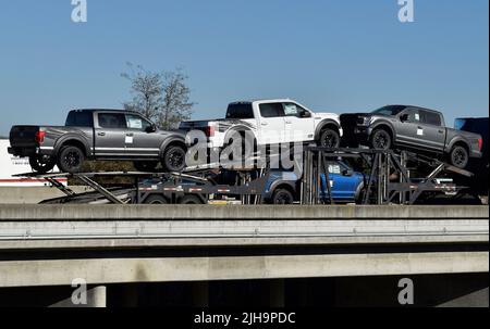 Pick-up-Lastwagen, die auf der Autobahn 880 in Union City, Kalifornien, transportiert werden Stockfoto