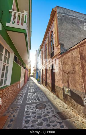 Leere gepflasterte Straße in einer ländlichen europäischen Touristenstadt. Eine ruhige schmale Gasse mit bunten Wohnhäusern oder Häusern. Versteckte Seitenstraße mit Stockfoto