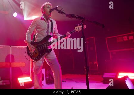 Die schottische Rockband Biffy Clyro tritt am Eröffnungsabend ihrer intimen „Daumen gedrückt“-UK-Headline-Tour auf, die aufgrund der COVID-19-Pandemie auf Oktober verschoben wurde. Mit: James Johnston wo: Liverpool, Großbritannien Wann: 30. Oktober 2021 Credit: Graham Finney/WENN Stockfoto