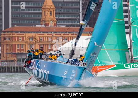 Das Team Telefonica, gefolgt vom Groupama Sailing Team, verlässt den Hafen für die Etappe 5 nach Itajai, Brasilien, im Rahmen des Volvo Ocean Race, Auckland, Neuseeland Stockfoto