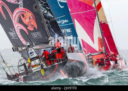 Puma Ocean Racing, Left, Team Telefonica und Camper mit Emirates Team New Zealand verlassen den Hafen für die Etappe 5 nach Itajai, Brasilien als Teil des Volvo Stockfoto