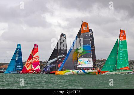Team Telefonica, links, Camper mit Emirates Team New Zealand, Puma Ocean Racing, Team Sanya, Abu Dhabi Ocean Racing und Groupama Sailing Team fahren ab Stockfoto