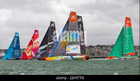Team Telefonica, links, Camper mit Emirates Team New Zealand, Puma Ocean Racing, Team Sanya, Abu Dhabi Ocean Racing und Groupama Sailing Team fahren ab Stockfoto