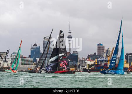 Groupama Sailing Team, Left, Abu Dhabi Ocean Racing, Puma Ocean Racing und Team Telefonica verlassen den Hafen für die Etappe 5 nach Itajai, Brasilien als Teil der t Stockfoto