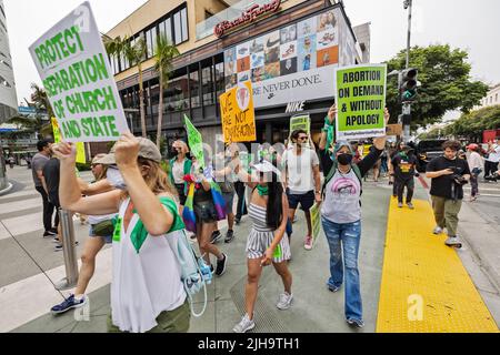 Santa Monica, USA. 16.. Juli 2022. RiseUp4AbortionsRights Demonstranten marschieren und versammeln sich in Santa Monica. 7/16/2022 Santa Monica, CA., USA (Foto: Ted Soqui/SIPA USA) Quelle: SIPA USA/Alamy Live News Stockfoto