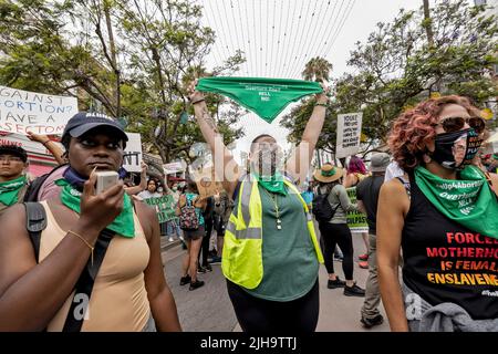 Santa Monica, USA. 16.. Juli 2022. RiseUp4AbortionsRights Demonstranten marschieren und versammeln sich in Santa Monica. 7/16/2022 Santa Monica, CA., USA (Foto: Ted Soqui/SIPA USA) Quelle: SIPA USA/Alamy Live News Stockfoto