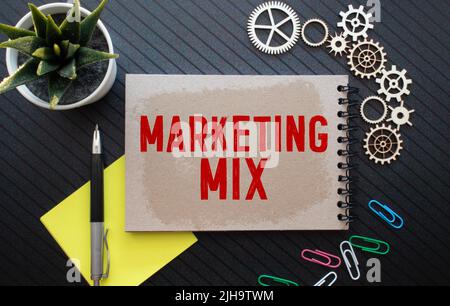 Schreibtisch mit Clipboard mit Marketing-Mix-Konzept Stockfoto