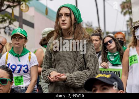 Santa Monica, USA. 16.. Juli 2022. RiseUp4AbortionsRights Demonstranten marschieren und versammeln sich in Santa Monica. 7/16/2022 Santa Monica, CA., USA (Foto: Ted Soqui/SIPA USA) Quelle: SIPA USA/Alamy Live News Stockfoto