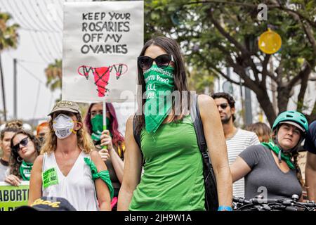 Santa Monica, USA. 16.. Juli 2022. RiseUp4AbortionsRights Demonstranten marschieren und versammeln sich in Santa Monica. 7/16/2022 Santa Monica, CA., USA (Foto: Ted Soqui/SIPA USA) Quelle: SIPA USA/Alamy Live News Stockfoto