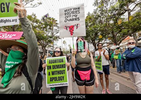 Santa Monica, USA. 16.. Juli 2022. RiseUp4AbortionsRights Demonstranten marschieren und versammeln sich in Santa Monica. 7/16/2022 Santa Monica, CA., USA (Foto: Ted Soqui/SIPA USA) Quelle: SIPA USA/Alamy Live News Stockfoto