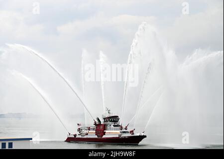 New York, USA. 16.. Juli 2022. Ein Boot der New Yorker Feuerwehr setzt seine Sprühdüsen während der Feierlichkeiten zum Ende des New York City E-Prix 2022 im Stadtteil Brooklyn von New York City, 15. Juli 2022, ab. (Foto von Anthony Behar/Sipa USA) Quelle: SIPA USA/Alamy Live News Stockfoto