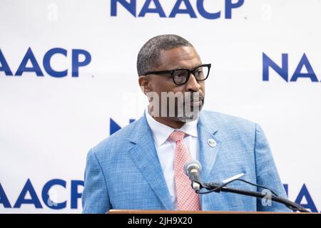ATLANTIC CITY, New Jersey, USA. 16.. Juli 2022. NAACP-Präsident DERRICK JOHNSON spricht während einer neuen Konferenz zur nationalen NAACP-Covent 113. in Atlantic City, New Jersey. „Das NAACP-Übereinkommen von 113. wird sich vor den Wahlen im November auf kritische Fragen konzentrieren, von den Wahlrechten, den Abtreibungsrechten und der Rechenschaftspflicht der Polizei. Als erste schwarze Vizepräsidentin der USA wird Harris nur wenige Monate vor den Midterms 2022 vor der führenden Bürgerrechtsorganisation des Landes sprechen“, sagten Beamte. (Bild: © Brian Branch Price/ZUMA Press Wire) Stockfoto