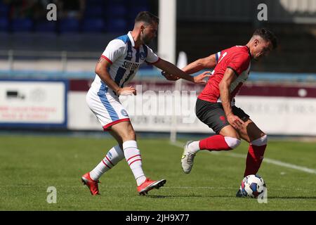 Reghan Tumilty von Hartlepool United im Einsatz mit Regan Poole von Lincoln City während des Vorsaison-Freundschaftsspiels zwischen Hartlepool United und Lincoln City im Victoria Park, Hartlepool am Samstag, 16.. Juli 2022. (Kredit: Mark Fletcher | MI News) Kredit: MI Nachrichten & Sport /Alamy Live News Stockfoto