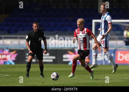 Lasse Sorensen von Lincoln City im Einsatz mit Tom Crawford von Hartlepool United während des Vorsaison-Freundschaftsspiel zwischen Hartlepool United und Lincoln City im Victoria Park, Hartlepool, am Samstag, 16.. Juli 2022. (Kredit: Mark Fletcher | MI News) Kredit: MI Nachrichten & Sport /Alamy Live News Stockfoto