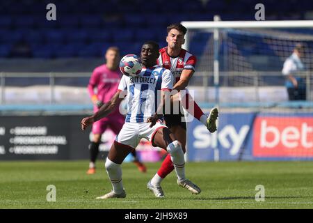 Josh Umerah von Hartlepool United im Einsatz mit Regan Poole von Lincoln City während des Vorsaison-Freundschaftsspiels zwischen Hartlepool United und Lincoln City im Victoria Park, Hartlepool am Samstag, 16.. Juli 2022. (Kredit: Mark Fletcher | MI News) Kredit: MI Nachrichten & Sport /Alamy Live News Stockfoto