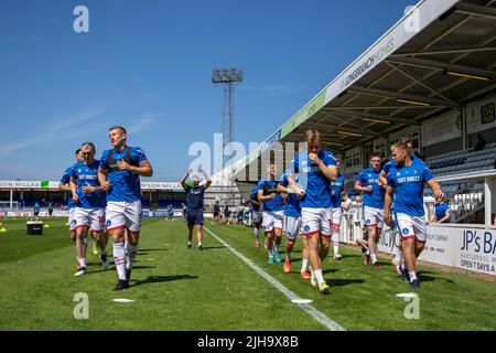 Die Spieler von Hartlepool United wärmen sich vor dem Vorsaison-Freundschaftsspiel zwischen Hartlepool United und Lincoln City im Victoria Park, Hartlepool, am Samstag, dem 16.. Juli 2022 auf. (Kredit: Mark Fletcher | MI News) Kredit: MI Nachrichten & Sport /Alamy Live News Stockfoto