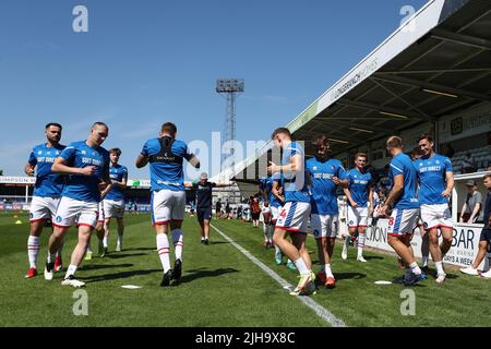 Die Spieler von Hartlepool United wärmen sich vor dem Vorsaison-Freundschaftsspiel zwischen Hartlepool United und Lincoln City im Victoria Park, Hartlepool, am Samstag, dem 16.. Juli 2022 auf. (Kredit: Mark Fletcher | MI News) Kredit: MI Nachrichten & Sport /Alamy Live News Stockfoto