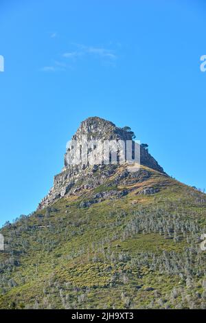 Lions Kopf Berg an einem klaren Tag gegen blauen Himmel Kopie Raum. Ruhige Schönheit in der Natur an einem friedlichen Morgen in Kapstadt mit Blick von unten auf ein Stockfoto