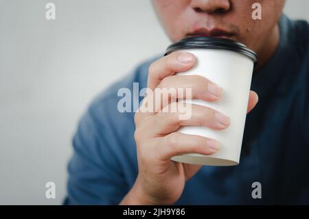 Nahaufnahme Mann hält Kaffee zum Mitnehmen. Stockfoto