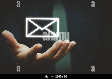 Geschäftsmann mit E-Mail-Symbol Kontaktieren Sie uns per E-Mail-Newsletter. Und schützen Sie Ihre persönlichen Daten vor Spam. Customer Service Center Kontaktieren Sie uns Con Stockfoto