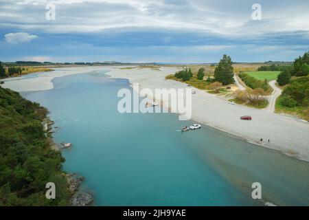 Canterbury Neuseeland - Mai 7 2022; Waimakariri River fließt durch Landschaft in Richtung Küste Stockfoto