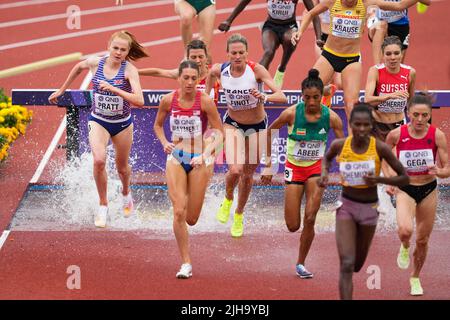 Die britische Aimee Pratt (links) während der Hindernishitze der Frauen 3000m am zweiten Tag der Leichtathletik-Weltmeisterschaften im Hayward Field, University of Oregon, USA. Bilddatum: Samstag, 16. Juli 2022. Stockfoto