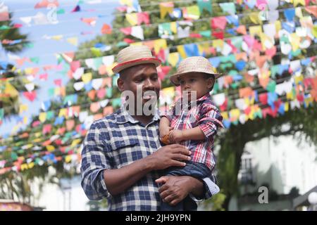 salvador, bahia, brasilien - 24. juni 2022: Kind mit typischen rothalsigen Kleidern während der Sao Joao Party im historischen Zentrum von Pelourino der Stadt Salvado Stockfoto