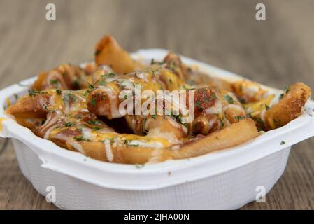 Vorspeise Bestellung von Chilischäse französisch Pommes mit geschmolzenem Käse bedeckt wird, dass spät in der Nacht Munchie Session Verlangen befriedigen. Stockfoto