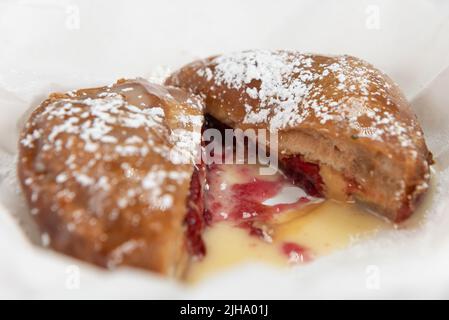 Befriedigendes Dessert bestehend aus frittierter Erdnussbutter und Gelee-Sandwich mit Puderzucker bedeckt. Stockfoto