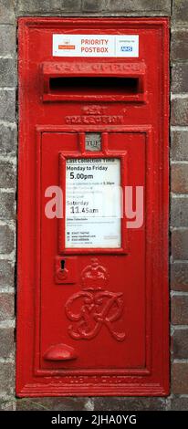 Royal Mail, Priority Post Box, GviR, King George 6., rote Wandbox, royal Cypher, Old Hunstanton, Norfolk Stockfoto