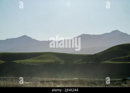 Blick auf die Landschaft in Richtung Kaikoura Seaward Mountains vom Aussichtspunkt im trüben Abendlicht. Stockfoto