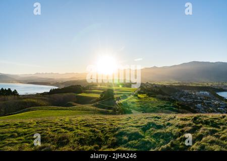 Blick auf die Landschaft in Richtung Kaikoura Seaward Mountains und in die Sonne vom Aussichtspunkt Stockfoto