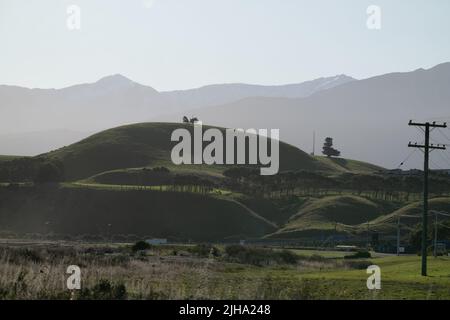 Blick auf die Landschaft in Richtung Kaikoura Seaward Mountains vom Aussichtspunkt im trüben Abendlicht. Stockfoto