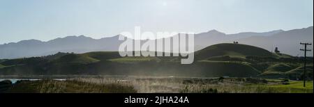 Panorama Landschaftsansicht in Richtung Kaikoura Seaward Berge vom Aussichtspunkt in dunstigen Abendlicht. Stockfoto