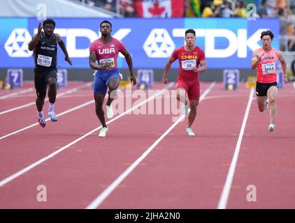 Eugene, USA. 16.. Juli 2022. Athleten treten beim Halbfinale der Männer 100m bei den Leichtathletik-Weltmeisterschaften Oregon22 in Eugene, Oregon, USA, am 16. Juli 2022 an. Quelle: Wang Ying/Xinhua/Alamy Live News Stockfoto