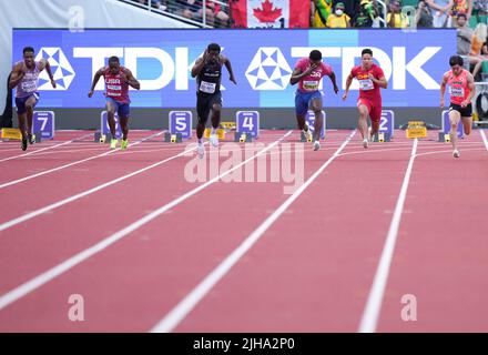 Eugene, USA. 16.. Juli 2022. Athleten treten beim Halbfinale der Männer 100m bei den Leichtathletik-Weltmeisterschaften Oregon22 in Eugene, Oregon, USA, am 16. Juli 2022 an. Quelle: Wang Ying/Xinhua/Alamy Live News Stockfoto