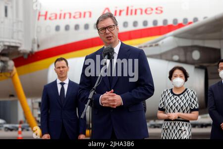 Belgrad. 16.. Juli 2022. Der serbische Präsident Aleksandar Vucic spricht während einer Begrüßungszeremonie auf dem Flughafen Nikola Tesla in Belgrad am 16. Juli 2022. Die chinesische Fluggesellschaft Hainan Airlines hat am Samstag einen Direktflug eröffnet, um Peking, die Hauptstadt Chinas, und Belgrad, die Hauptstadt Serbiens, zu verbinden. Kredit: Predrag Milosavljevic/Xinhua/Alamy Live Nachrichten Stockfoto