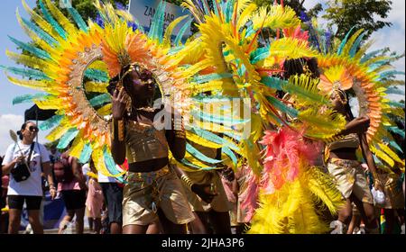 Toronto, Kanada. 16.. Juli 2022. Verkleidete Mädchen tanzen während der Juniorparade des Toronto Caribbean Carnival 2022 in Toronto, Kanada, am 16. Juli 2022. Die jährliche Veranstaltung fand hier am Samstag statt, bei der etwa 2.000 junge Menschen ihre aufwendigen Kostüme zeigten. Quelle: Zou Zheng/Xinhua/Alamy Live News Stockfoto