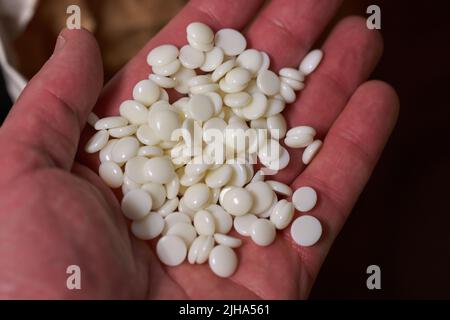 Leimperlen für Buchbindemaschine Stockfoto