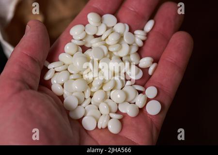 Leimperlen für Buchbindemaschine Stockfoto