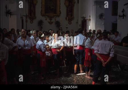 Malaga, Spanien. 17.. Juli 2022. Büßer der Bruderschaft Virgen del Carmen sind in einer Kirche zu sehen, bevor sie die Prozession im Viertel El Palo beginnen. Jedes Jahr, am 16. Juli, feiert die Stadt Málaga ein religiöses Fest zu Ehren der Virgen del Carmen, der Schutzpatronin der Segler und Fischer. Die Statue der Jungfrau, die von einer Gruppe von Gläubigen in traditioneller Tracht entlang der Straßen getragen wird, wird auf einem Boot vom Strand aufgestellt, das später die Küste Malagas hinunter segelt. Kredit: SOPA Images Limited/Alamy Live Nachrichten Stockfoto