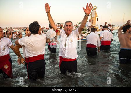 Malaga, Spanien. 17.. Juli 2022. Ein Büßer der Bruderschaft Virgen del Carmen, der am Strand aufgeregt gesehen wird, als er an der Prozession „Virgen del Carmen“ im Viertel „El Palo“ teilnimmt. Jedes Jahr, am 16. Juli, feiert die Stadt Málaga ein religiöses Fest zu Ehren der Virgen del Carmen, der Schutzpatronin der Segler und Fischer. Die Statue der Jungfrau, die von einer Gruppe von Gläubigen in traditioneller Tracht entlang der Straßen getragen wird, wird auf einem Boot vom Strand aufgestellt, das später die Küste Malagas hinunter segelt. Kredit: SOPA Images Limited/Alamy Live Nachrichten Stockfoto