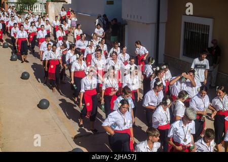 Malaga, Spanien. 17.. Juli 2022. Büßer der Bruderschaft Virgen del Carmen werden während der Prozession im Viertel El Palo auf einer Straße spazieren gesehen. Jedes Jahr, am 16. Juli, feiert die Stadt Málaga ein religiöses Fest zu Ehren der Virgen del Carmen, der Schutzpatronin der Segler und Fischer. Die Statue der Jungfrau, die von einer Gruppe von Gläubigen in traditioneller Tracht entlang der Straßen getragen wird, wird auf einem Boot vom Strand aufgestellt, das später die Küste Malagas hinunter segelt. Kredit: SOPA Images Limited/Alamy Live Nachrichten Stockfoto