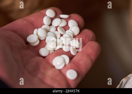 Leimperlen für Buchbindemaschine Stockfoto