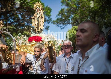 Malaga, Spanien. 17.. Juli 2022. Ein Büßer der Bruderschaft Virgen del Carmen sah während der Prozession im Viertel El Palo eine Pause einlegen. Jedes Jahr, am 16. Juli, feiert die Stadt Málaga ein religiöses Fest zu Ehren der Virgen del Carmen, der Schutzpatronin der Segler und Fischer. Die Statue der Jungfrau, die von einer Gruppe von Gläubigen in traditioneller Tracht entlang der Straßen getragen wird, wird auf einem Boot vom Strand aufgestellt, das später die Küste Malagas hinunter segelt. Kredit: SOPA Images Limited/Alamy Live Nachrichten Stockfoto